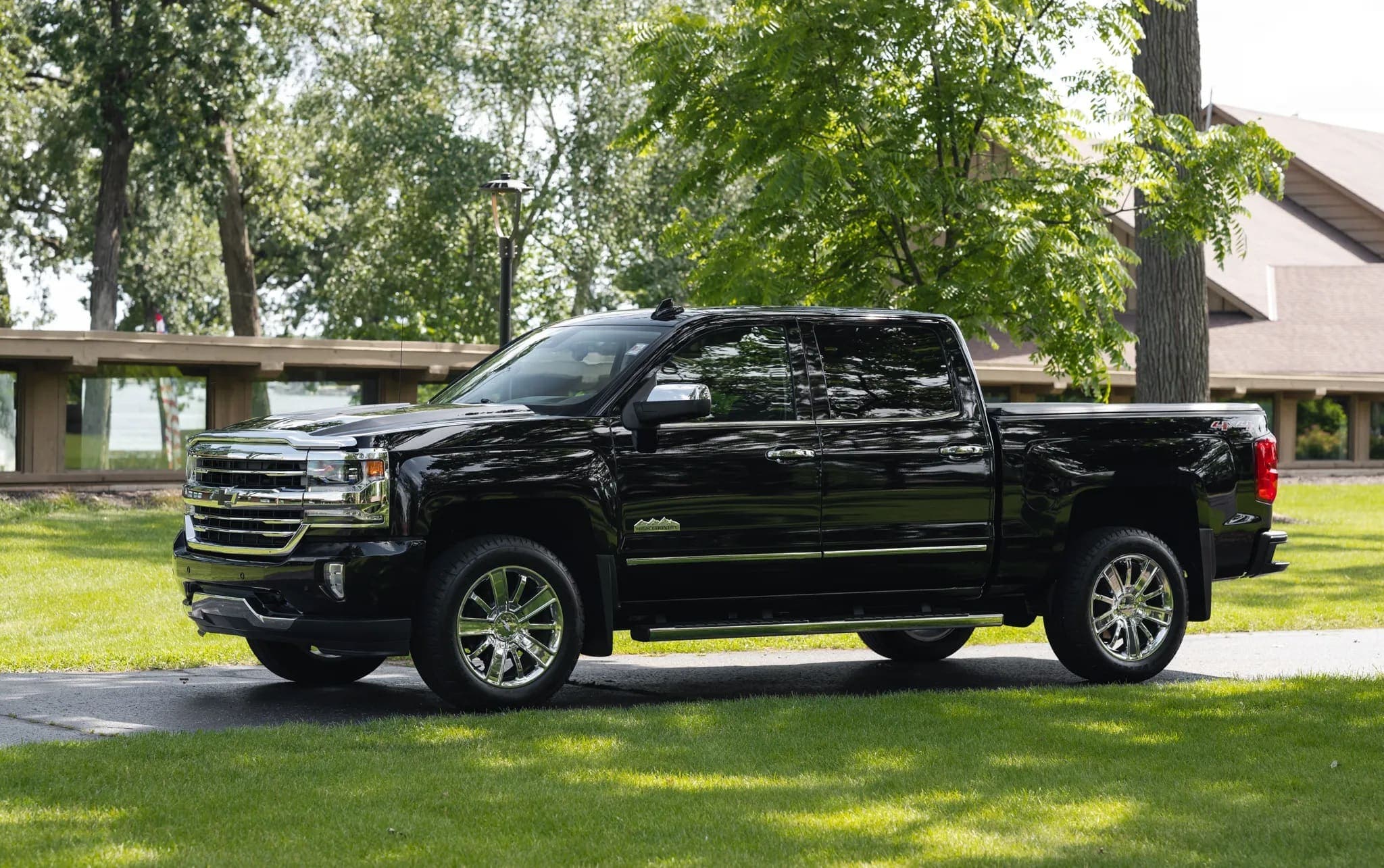 2017 Chevrolet Silverado 1500 High Country 6.2 Crew Cab 4×4 exterior