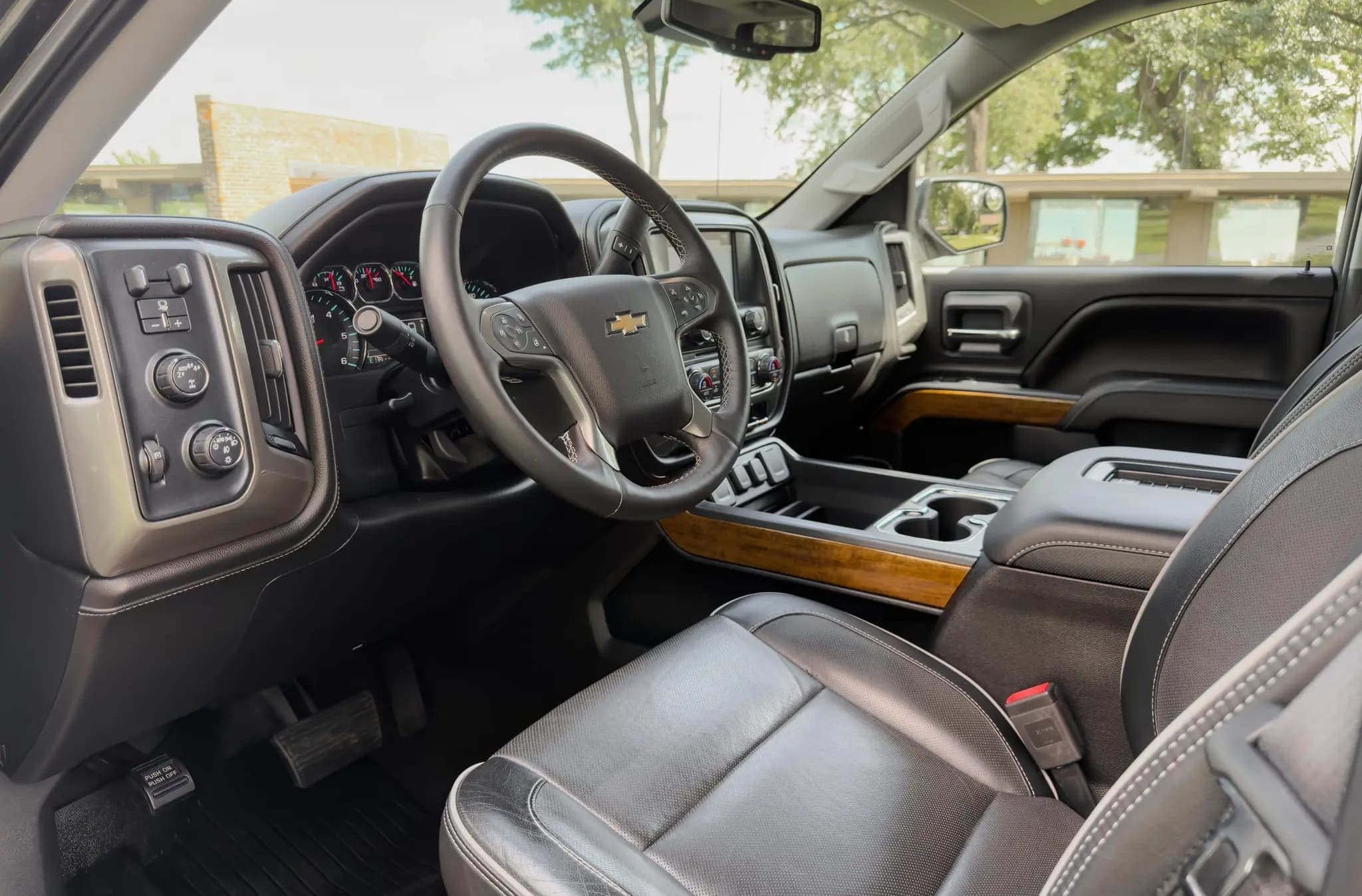 2017 Chevrolet Silverado 1500 High Country 6.2 Crew Cab 4×4, view