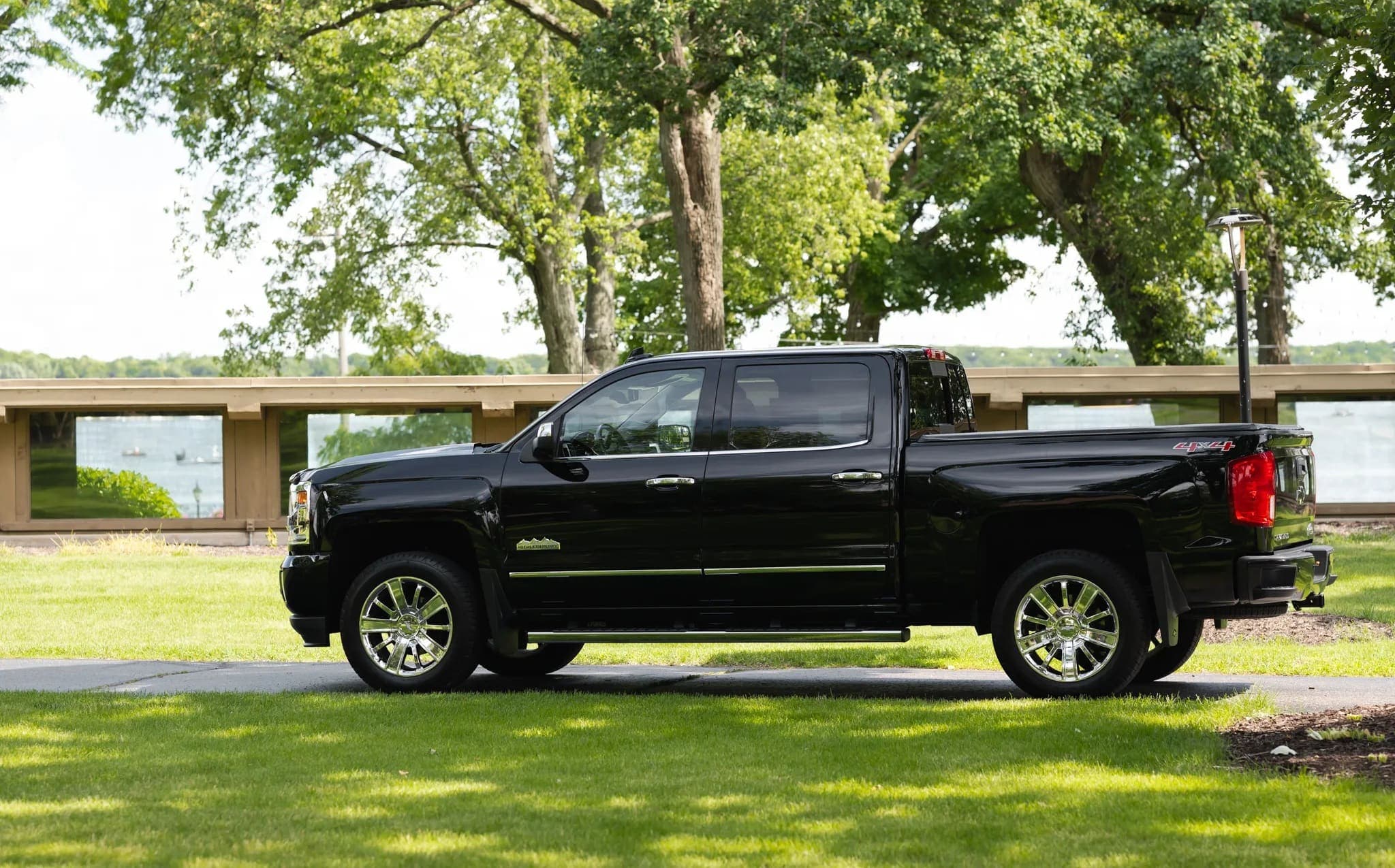 2017 Chevrolet Silverado 1500 High Country 6.2 Crew Cab 4×4, view